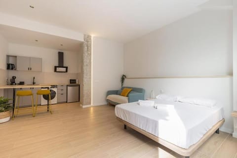 Bed, Living room, Photo of the whole room, Seating area, Bedroom, towels