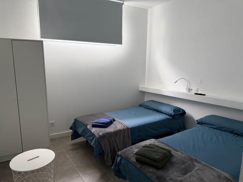 Bed, TV and multimedia, Bedroom, towels