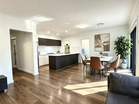 TV and multimedia, Kitchen or kitchenette, Living room, Dining area, oven