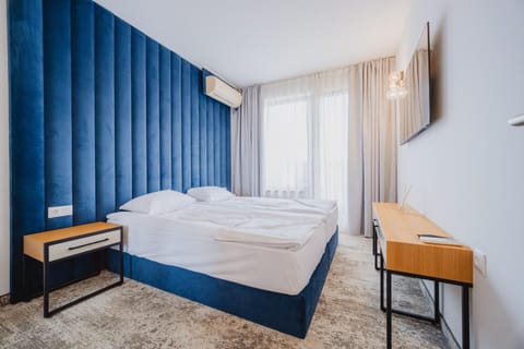 Bed, TV and multimedia, Photo of the whole room, Bedroom