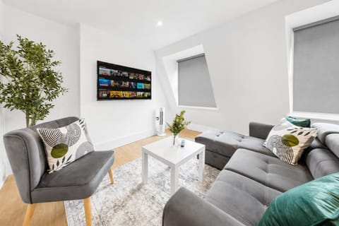 Communal lounge/ TV room, TV and multimedia, Living room, Seating area, Evening entertainment