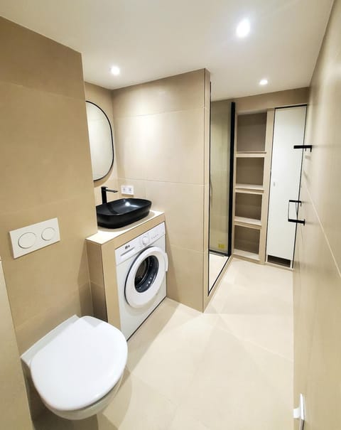 Shower, Toilet, Bathroom, washing machine