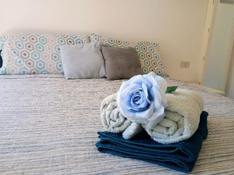 Bed, towels
