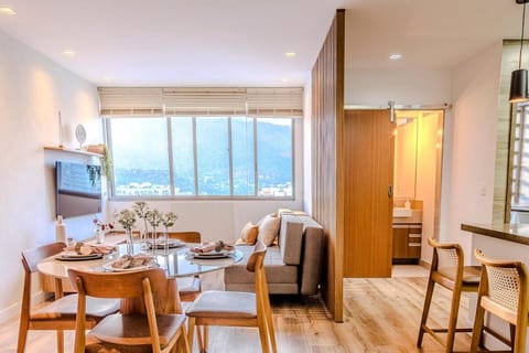 TV and multimedia, Seating area, Dining area
