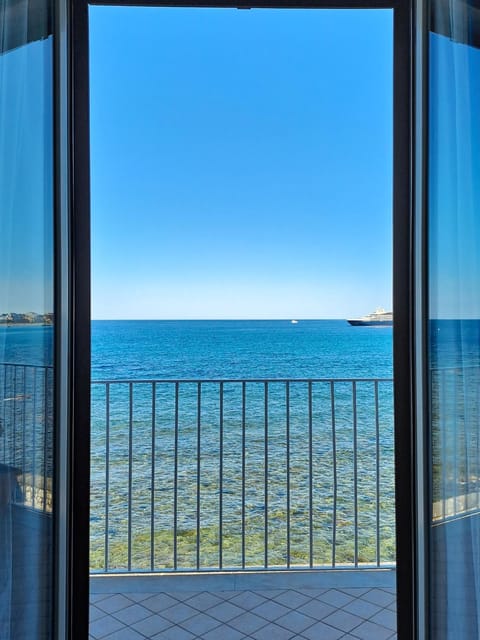 View (from property/room), Balcony/Terrace, Dining area, Sea view