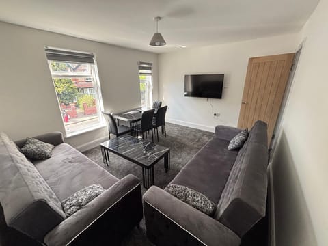TV and multimedia, Living room, Seating area, Evening entertainment