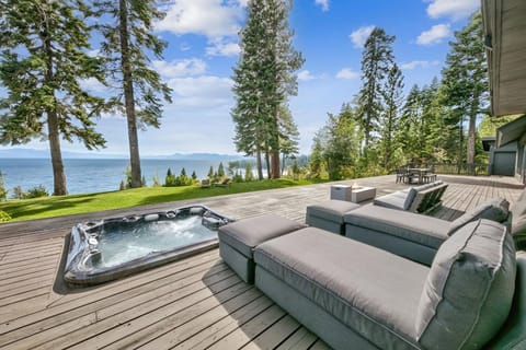 Property building, Hot Tub, Lake view
