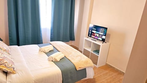 Bed, TV and multimedia, Photo of the whole room, Bedroom, towels
