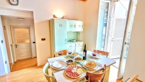 Kitchen or kitchenette, Food and drinks, Dining area, Food, Lunch, Dinner, Drinks