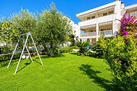 Property building, Patio, Facade/entrance, Day, Children play ground, Garden, Balcony/Terrace, Balcony/Terrace, Garden view, sunbed