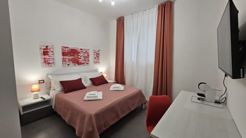 Photo of the whole room, Bedroom, towels