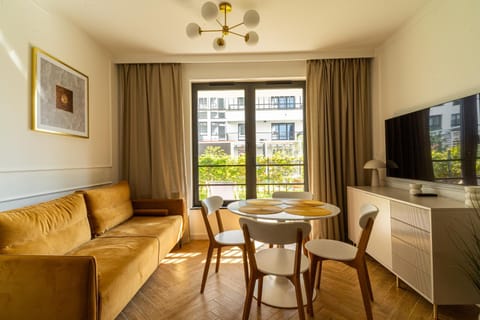 Communal lounge/ TV room, TV and multimedia, Living room, Seating area, Dining area, Evening entertainment