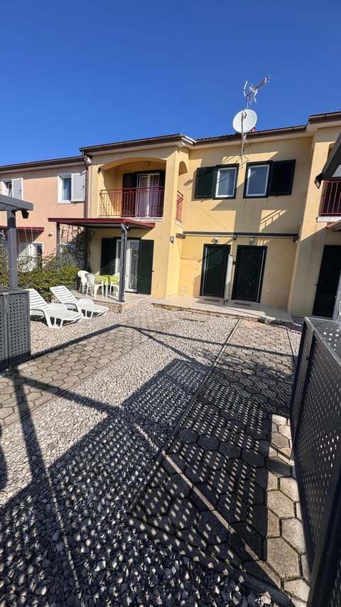 Property building, Patio, Day, Balcony/Terrace