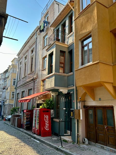 Property building, Neighbourhood, Location