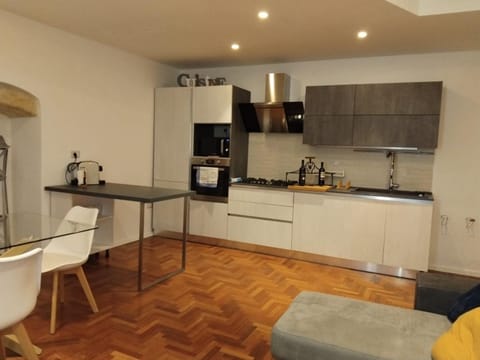 Coffee/tea facilities, Kitchen or kitchenette, Dining area, oven, stove