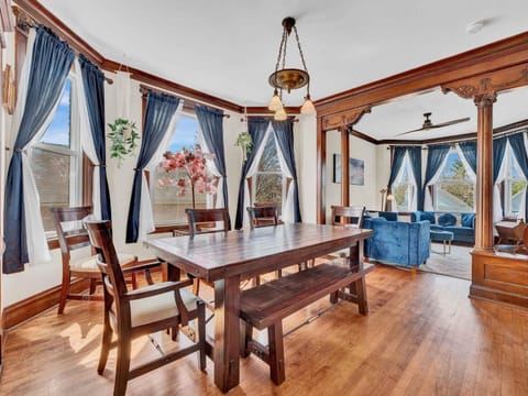 3 Bed Vintage Condo in Chicagolands Trendy Berwyn condo Apartment in Berwyn