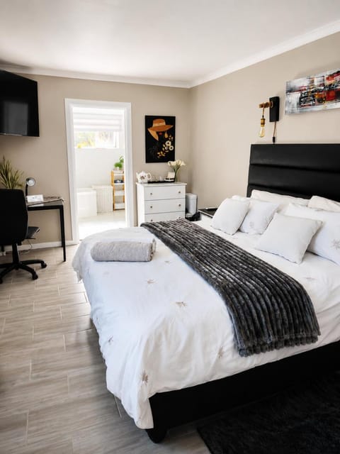 Shower, Toilet, Bathroom, TV and multimedia, Coffee/tea facilities, Bedroom, Bath, hair dryier, internet, internet, towels, wardrobe, air conditioner