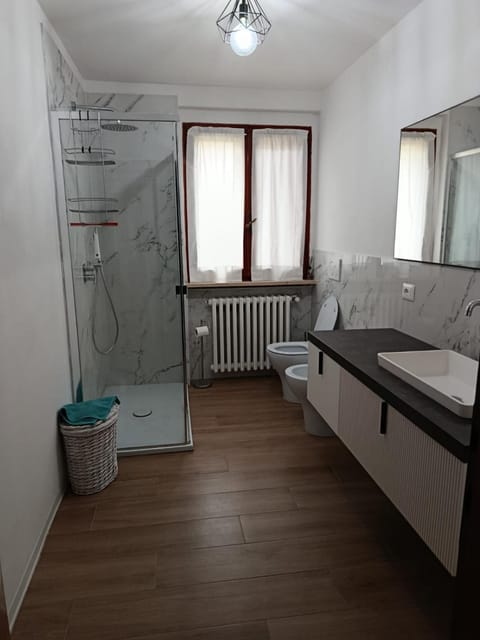 Shower, Bathroom, towels, Internal: Not applicable to any particular room