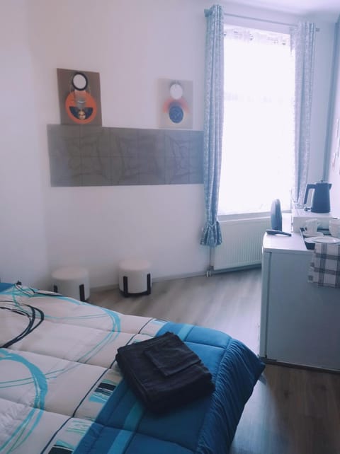 Photo of the whole room, Bedroom, towels