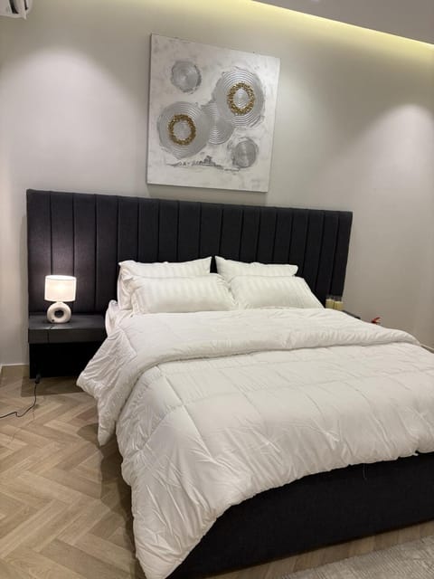 Photo of the whole room, Bedroom
