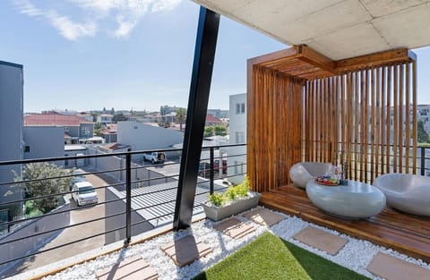 Sunny Sunset on White Soil! Apartment in Cape Town