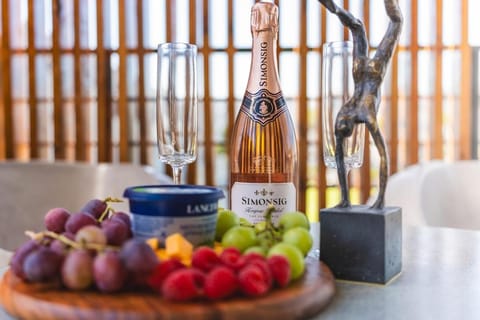 Sunny Sunset on White Soil! Apartment in Cape Town