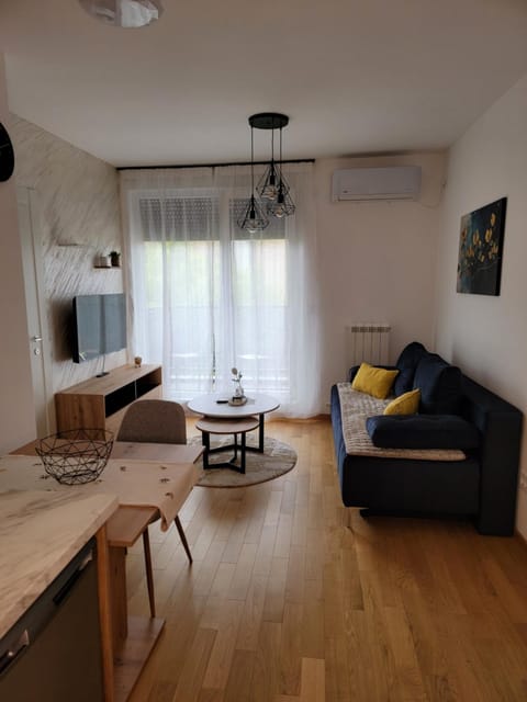 TV and multimedia, Living room, Seating area, Dining area, air conditioner
