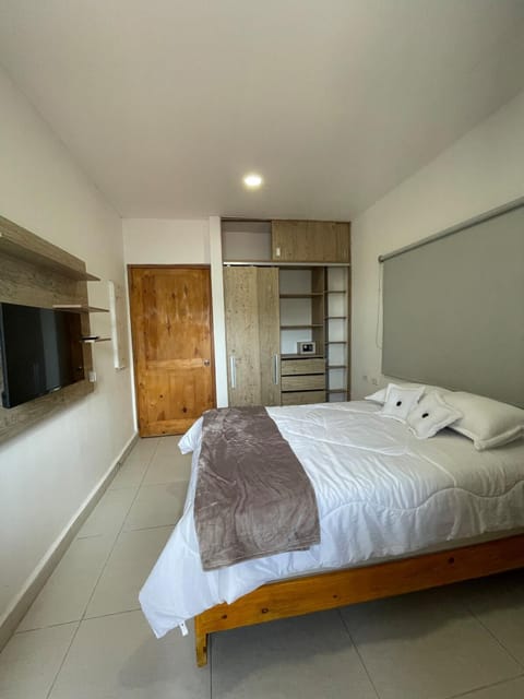 Bed, TV and multimedia, Photo of the whole room, Bedroom, towels, wardrobe
