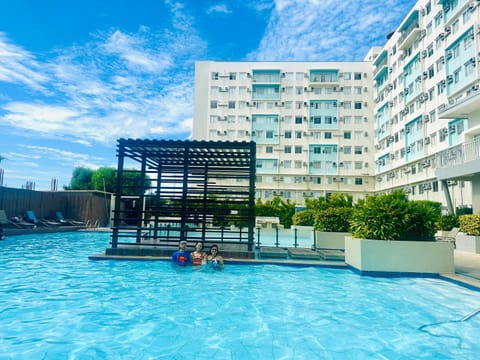 Property building, Day, Pool view, Swimming pool, sunbed