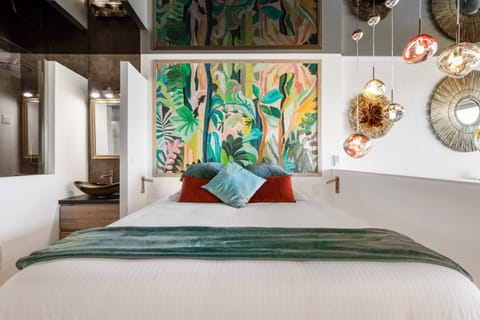 Bed, Photo of the whole room, Decorative detail, Bedroom