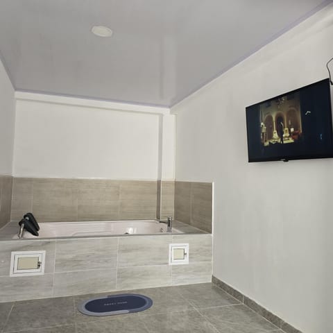 Hot Tub, Hot Tub, Bathroom, TV and multimedia, Bath