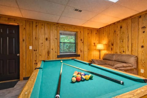 Hunter Hill Haven - Pet Friendly Hot Tub Game RM Secluded Cabin Between Gatlinburg & Pigeon Forge Cabin in Sevier County