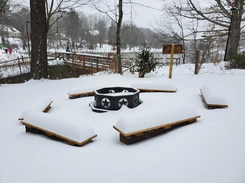 LAKE-FRONT! Hot tub, walk 2 town, chrgr sleeps 17 House in Black Mountain