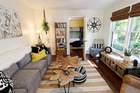 LAKE-FRONT! Hot tub, walk 2 town, chrgr sleeps 17 House in Black Mountain