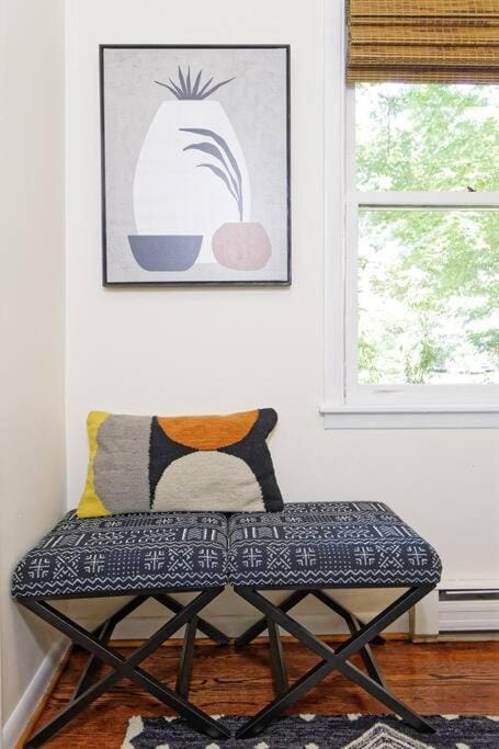 LAKE-FRONT! Hot tub, walk 2 town, chrgr sleeps 17 House in Black Mountain