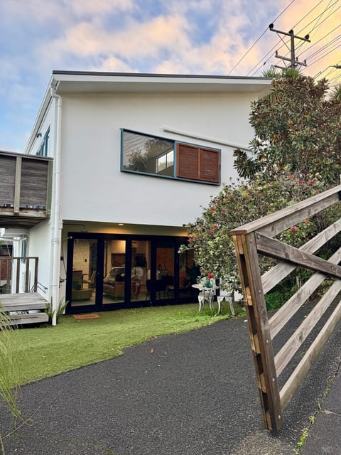 Sandy Toes & Netflix Nights, Relaxing Auckland Retreat Bed and Breakfast in Auckland
