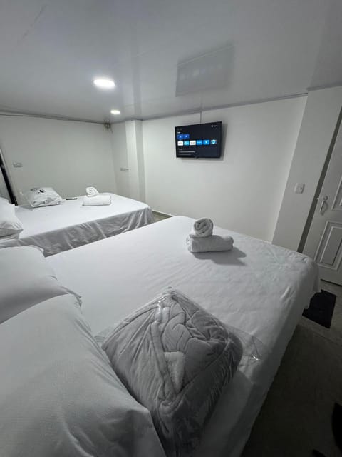 Bed, TV and multimedia, Photo of the whole room, Bedroom, towels