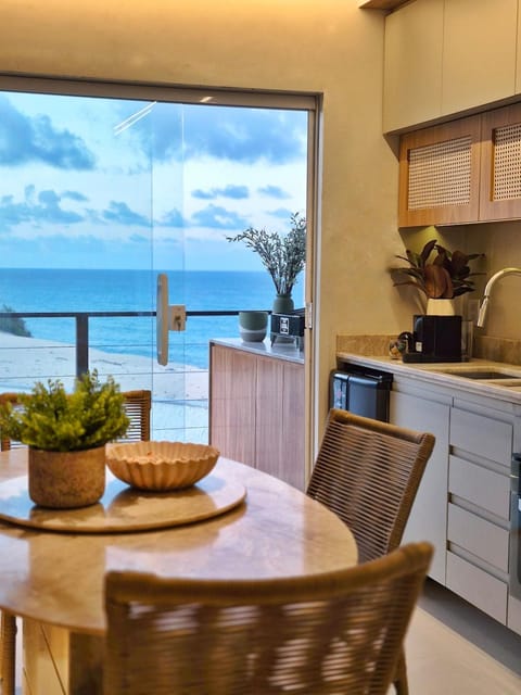 Coffee/tea facilities, Kitchen or kitchenette, Living room, Dining area, Sea view
