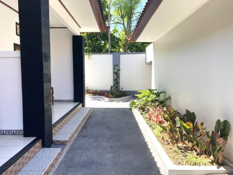 Property building, Day, Garden, Garden view