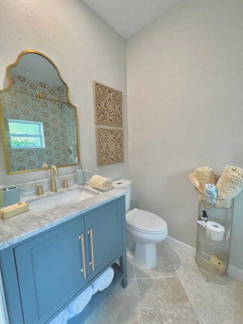 Pool Courtyard, patio with fire pit, 2 mls downtown VR24-00130 House in Sarasota