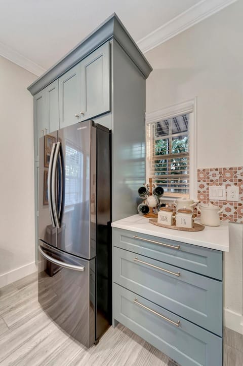 Pool Courtyard, patio with fire pit, 2 mls downtown VR24-00130 House in Sarasota