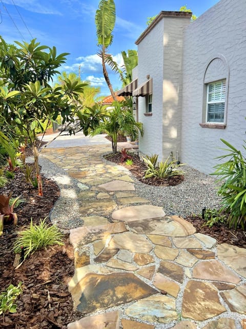 Pool Courtyard, patio with fire pit, 2 mls downtown VR24-00130 House in Sarasota