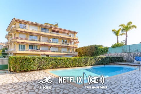 Property building, Day, Swimming pool, sunbed