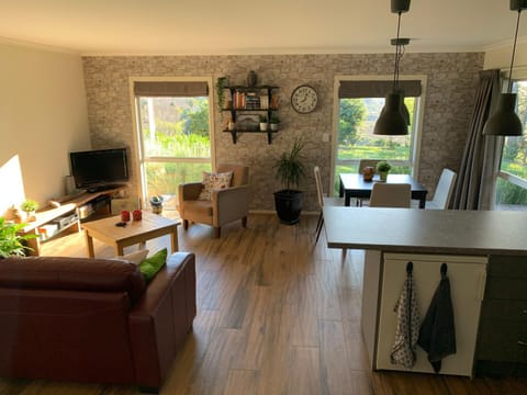Communal lounge/ TV room, TV and multimedia, Kitchen or kitchenette, Living room, Seating area, Dining area, Evening entertainment