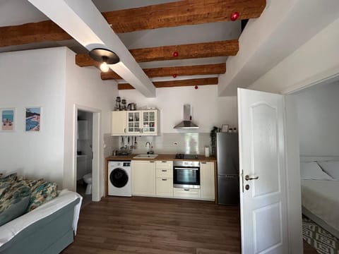 Kitchen or kitchenette, oven, stove, washing machine