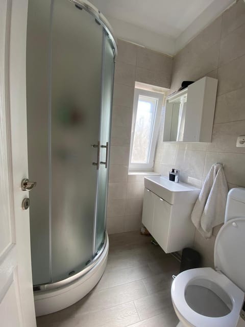 Shower, Toilet, Bathroom, Bath, towels