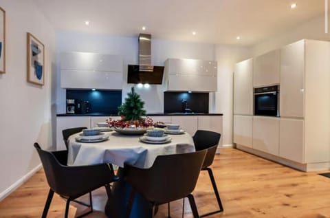 Kitchen or kitchenette, Dining area, Food