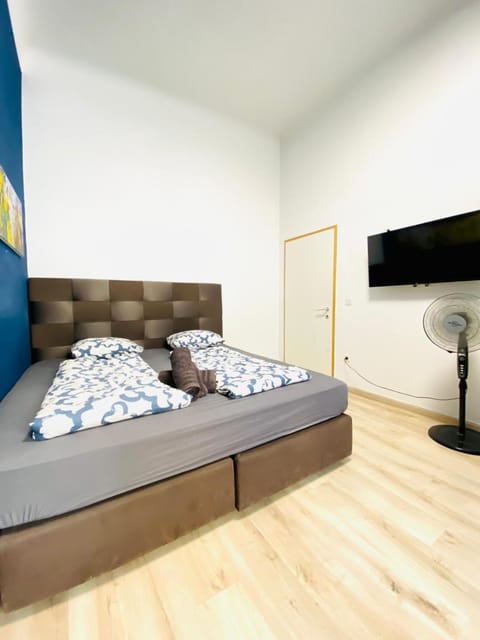 Property building, Bed, TV and multimedia, Bedroom, towels