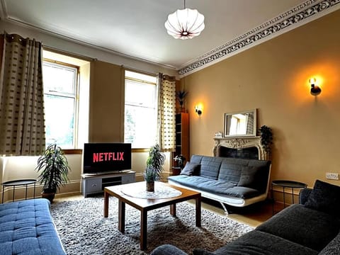 Cheerful 5 Bedroom House Close to Central West End and Parking House in Glasgow