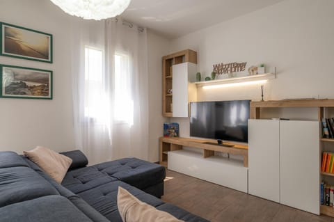 TV and multimedia, Living room, Seating area, Evening entertainment